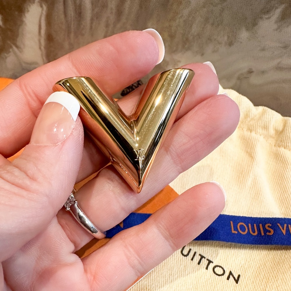 Louis Vuitton Gold Essential V Magnetic Brooch - Picture 2 of 8